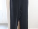 une photo d'un mannequin portant un pantalon noir