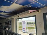 une photo d'un plafond bleu et blanc dans une pièce