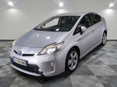 une photo d'une Toyota Prius argentée garée dans un garage