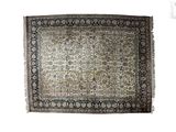 un tapis persan ancien, orné d'un motif complexe sur fond blanc