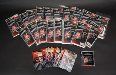 de nombreux DVD posés sur une table, sur fond noir