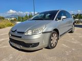 La voiture argentée est garée sur le parking pendant la journée.