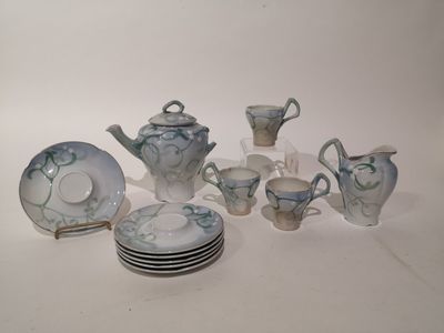 plusieurs assiettes et tasses et une théière sur la table