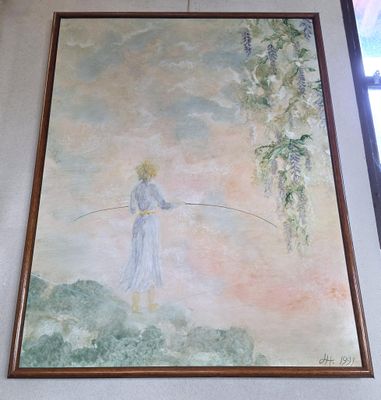 un tableau accroché au mur d'une pièce sur lequel figure le portrait d'une femme
