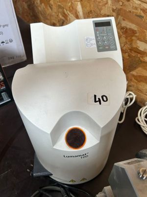 une photo d'un mixeur posé sur une table