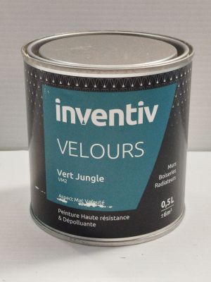 un pot de peinture posé sur une table blanche