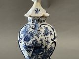 un vase bleu et blanc avec un oiseau dessus