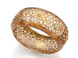 gros plan d'une bague en or sur fond blanc
