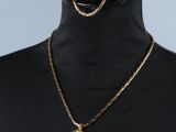un torse de mannequin portant un collier orné de perles