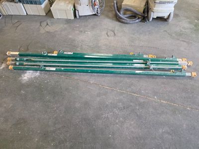 beaucoup de tuyaux verts posés par terre