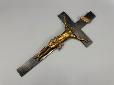 un gros plan d'un crucifix sur lequel figure une croix