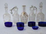 beaucoup de bouteilles et de verres en verre posés sur une table