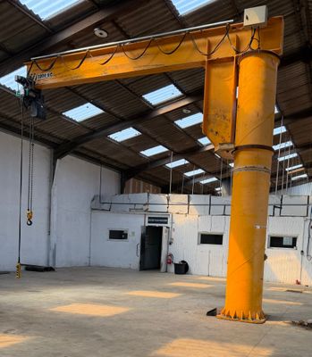 une grande grue jaune qui se trouve dans un bâtiment
