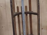 une luge appuyée contre un mur en bois