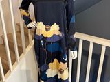 le mannequin se trouve à côté d'une robe posée sur un support pour mannequin