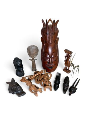 de nombreux types d'art africain sur un fond blanc
