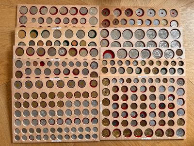 beaucoup de pièces dans une boîte en bois posée sur la table