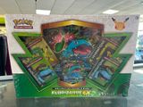 présentation de cartes Pokémon dans une boîte posée sur une table dans un magasin