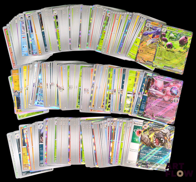 un lot de cartes posées sur une table