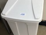 une poubelle blanche avec un autocollant bleu dessus