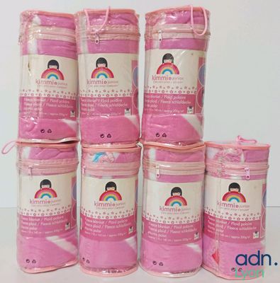 Plusieurs pots de peinture rose sont empilés les uns sur les autres