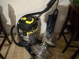 un aspirateur posé sur le sol à côté d'une chaise
