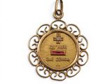 gros plan d'une médaille d'or sur fond blanc