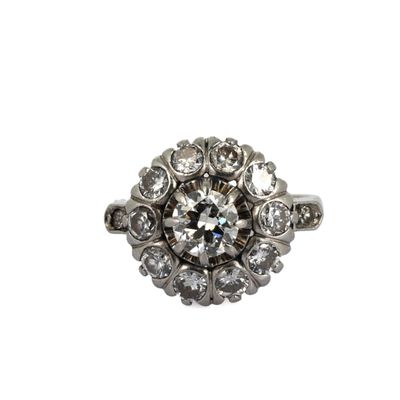 gros plan d'une bague en diamant sur fond blanc