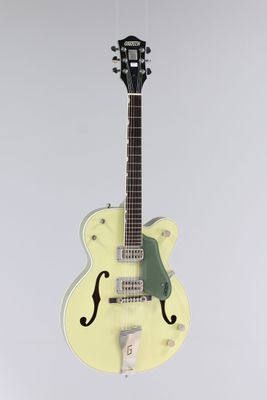 une guitare électrique suspendue au plafond dans une pièce blanche