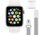 une Apple Watch, avec des AirPods et un chargeur à côté
