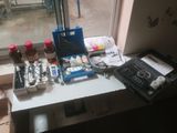 une table sur laquelle il y a beaucoup de choses