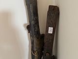 deux bâtons qui dépassent du coin d'un mur