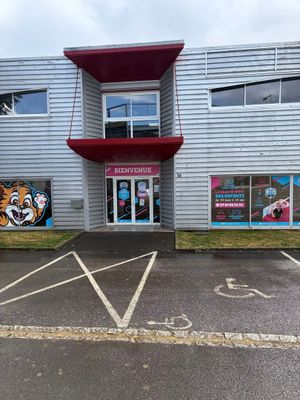 un immeuble dont l'un des côtés comporte de nombreuses fenêtres