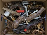 une boîte remplie d'outils et les outils qui s'y trouvent