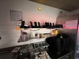 une photo d'une cuisine avec de nombreux objets sur les étagères