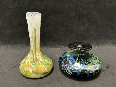 deux vases posés l'un à côté de l'autre sur une table