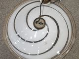 une assiette blanche ornée d'un motif en noir et blanc