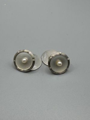paire de boutons de manchette en argent et perles