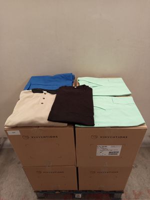 Des cartons de vêtements sont empilés les uns sur les autres dans une pièce