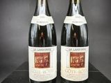 deux bouteilles de vin posées sur une table noire