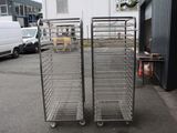 deux rayonnages métalliques qui se trouvent au bord de la route