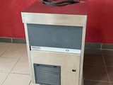 une photo d'une petite machine à glaçons dans une cuisine