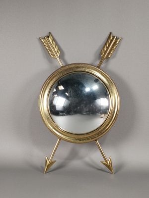 un miroir orné de flèches et un miroir posé sur un pied