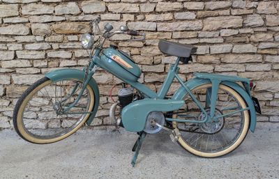 une moto bleue garée contre un mur de briques