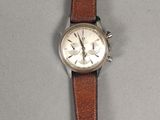 une image d'une montre-bracelet avec un bracelet en cuir marron