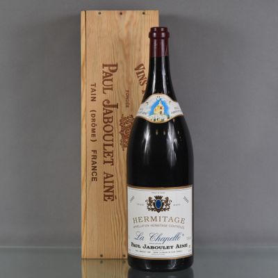 une bouteille de vin posée à côté d'une caisse en bois