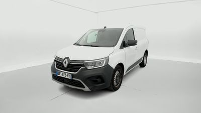 Une camionnette blanche est garée dans une pièce blanche.