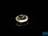 un diamant jaune sur une surface noire
