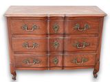 une commode en bois avec des poignées en laiton et un plateau en marbre