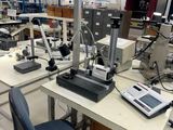 une image représentant un laboratoire rempli de matériel